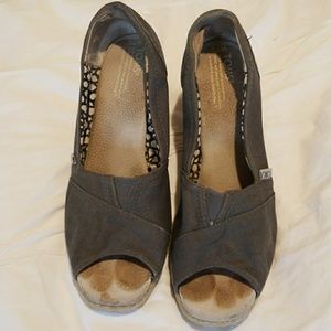 Tom's grey canvas wedge